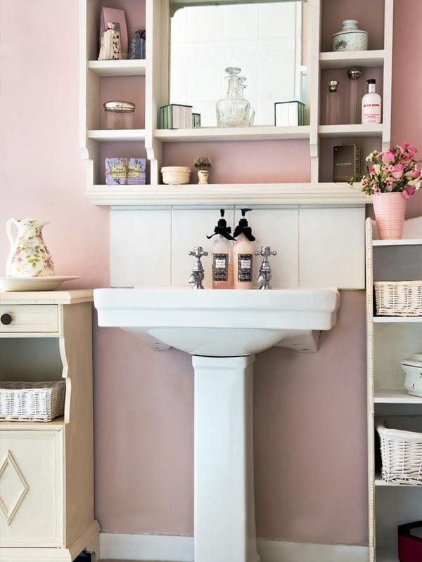 https://www.artsandclassy.com/wp-content/uploads/2014/03/Bathroom_Storage_Organizing_Tips_Pretty_and_Functional_Arts_and_Classy_blog_08.jpg